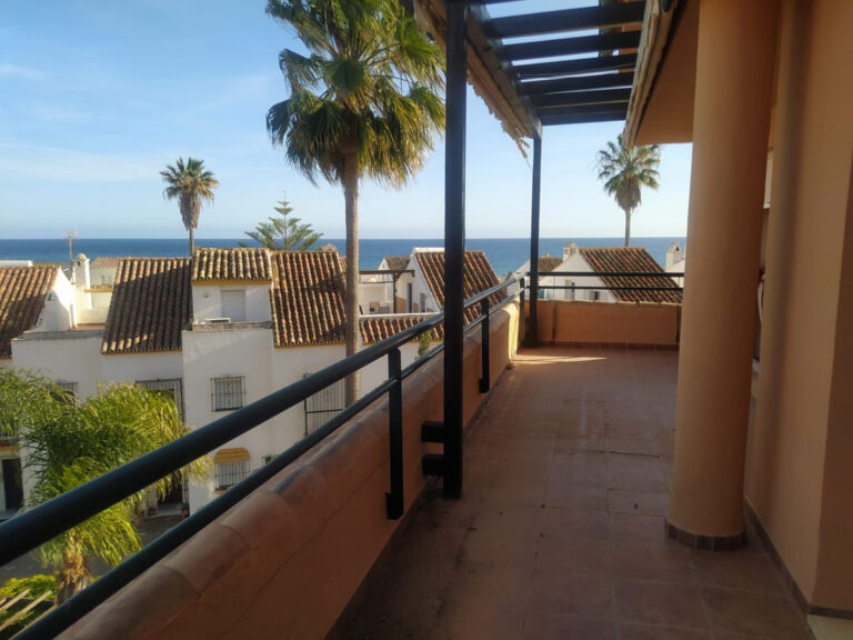 R4296112 | Penthouse Duplex in Marbella – € 525,000 – 3 beds, 3 baths