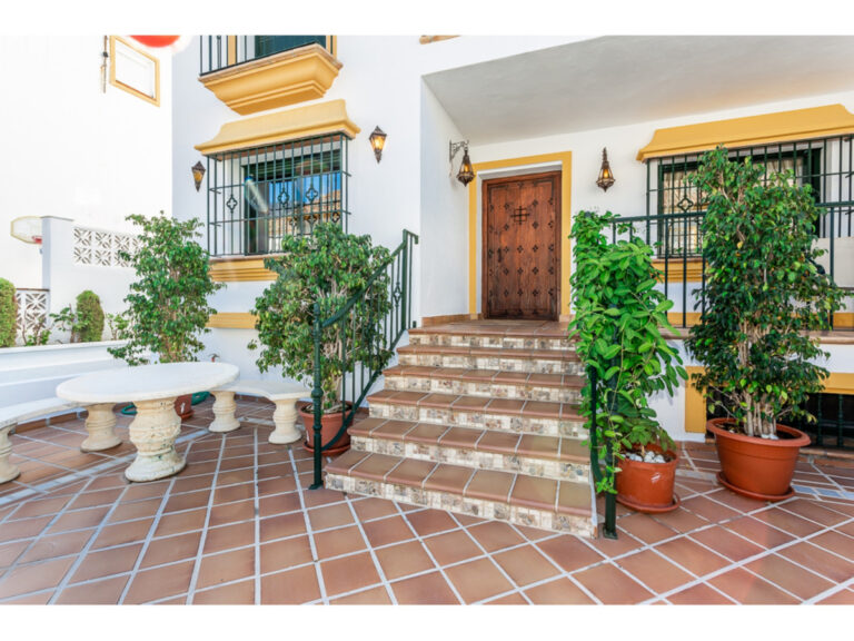 R4026250 | Semi-Detached House in San Pedro de Alcántara – € 550,000 – 4 beds, 4 baths