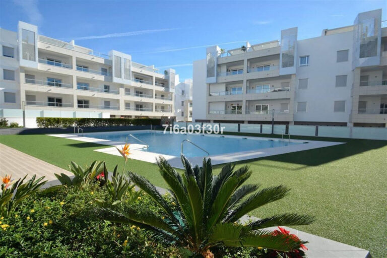 R3457615 | Middle Floor Apartment in San Pedro de Alcántara – € 560,000 – 3 beds, 2 baths