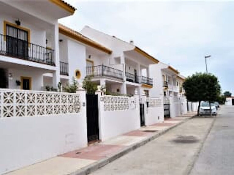 R4208668 | Semi-Detached House in San Pedro de Alcántara – € 560,000 – 5 beds, 3 baths