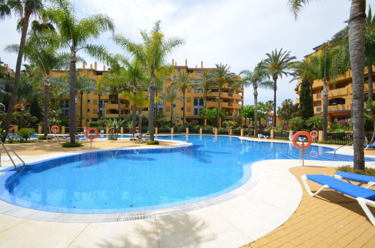 R4306858 | Middle Floor Apartment in San Pedro de Alcántara – € 575,000 – 2 beds, 2 baths