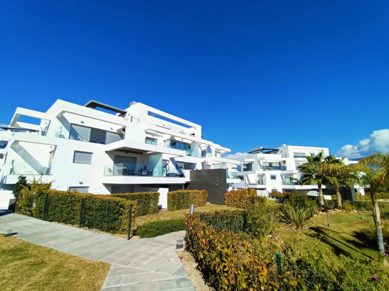 R4201327 | Penthouse Duplex in Guadalmina Alta – € 590,000 – 2 beds, 2 baths