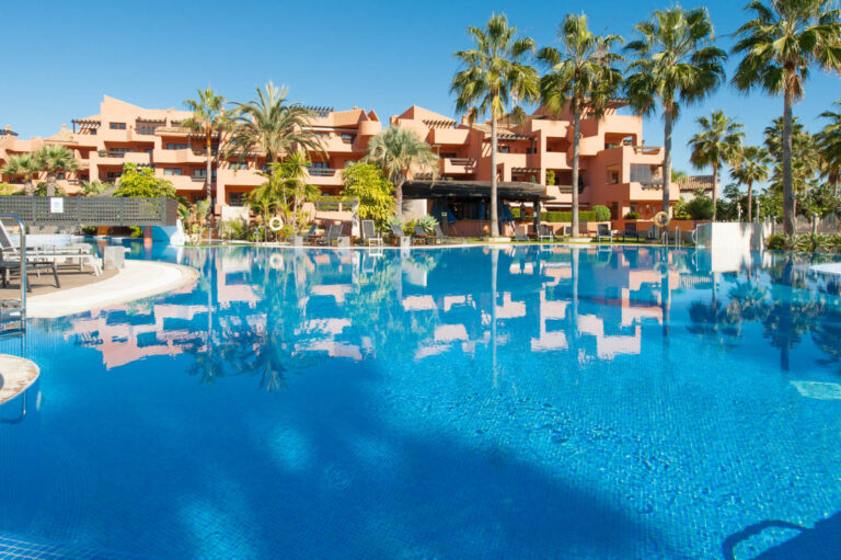 R2550707 | Middle Floor Apartment in Estepona – € 595,000 – 3 beds, 2 baths