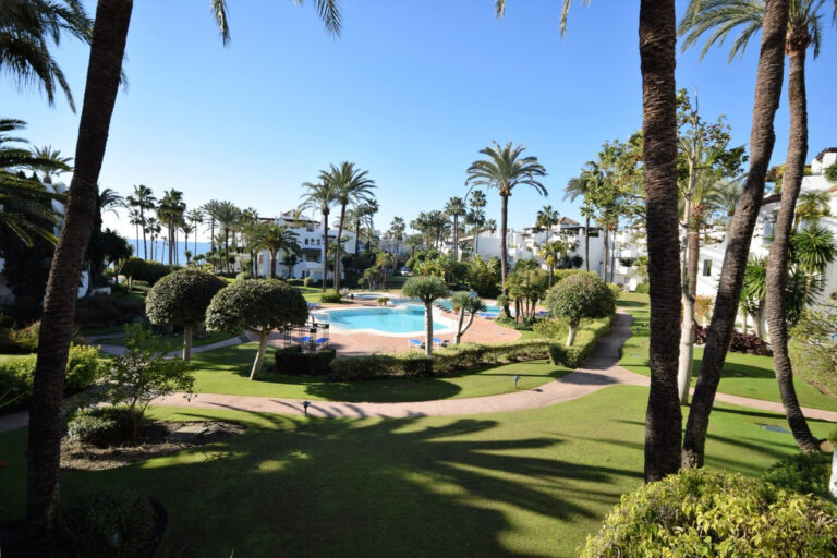 R3335821 | Middle Floor Apartment in Estepona – € 600,000 – 2 beds, 2 baths