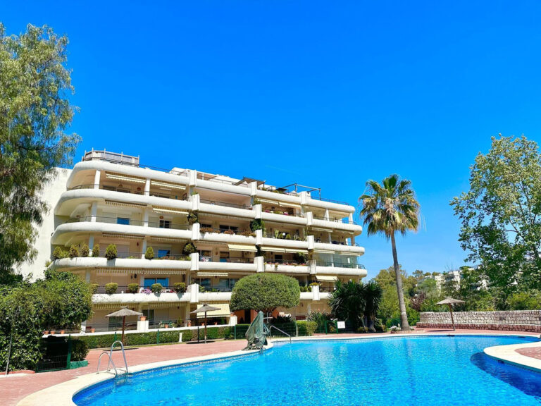 R4279051 | Penthouse Duplex in Guadalmina Alta – € 625,000 – 4 beds, 4 baths