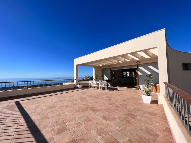 R4292404 | Penthouse in Los Monteros – € 649,000 – 3 beds, 3 baths