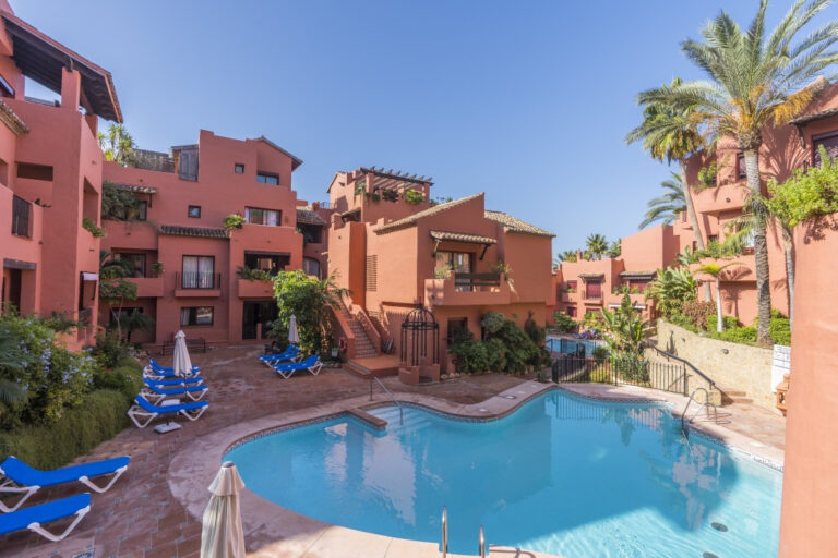 R4139740 | Middle Floor Apartment in Marbella – € 670,000 – 4 beds, 3 baths