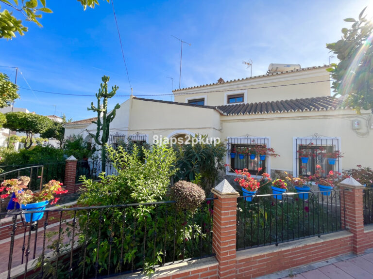 R3938020 | Townhouse in Estepona – € 680,000 – 6 beds, 3 baths