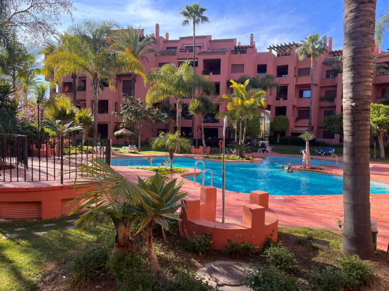 R4306708 | Middle Floor Apartment in Marbella – € 689,000 – 4 beds, 3 baths