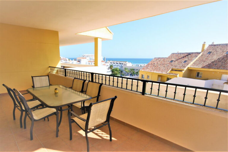 R4131925 | Penthouse Duplex in Estepona – € 695,000 – 3 beds, 3 baths