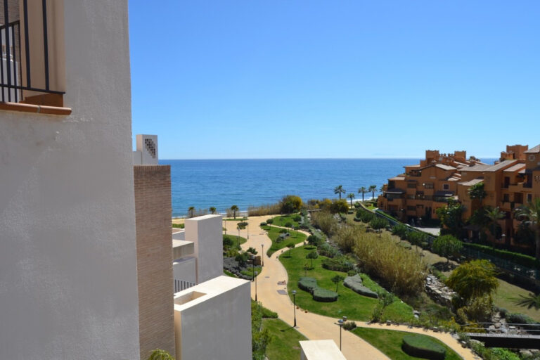 R4247443 | Penthouse in Estepona – € 695,000 – 2 beds, 2 baths