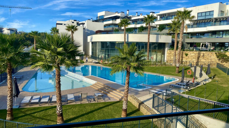 R4187563 | Middle Floor Apartment in Estepona – € 795,000 – 4 beds, 3 baths