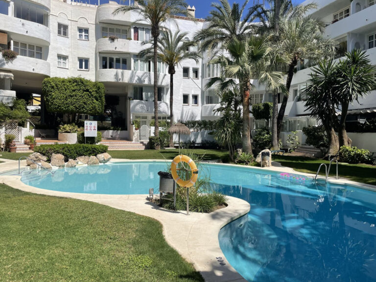 R4226404 | Middle Floor Apartment in Marbella – € 797,500 – 3 beds, 2.5 baths