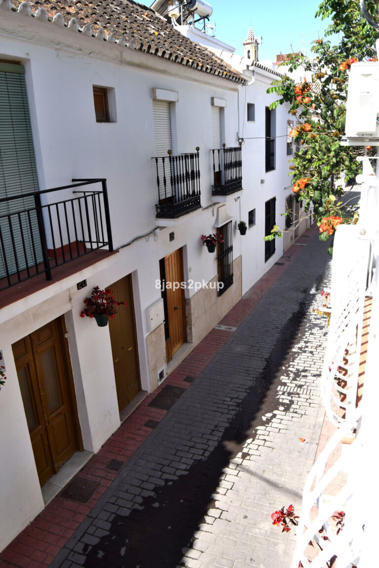 R3237283 | Townhouse in Estepona – € 800,000 – 7 beds, 4 baths