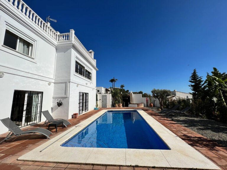 R4286899 | Detached Villa in Estepona – € 839,000 – 5 beds, 4 baths