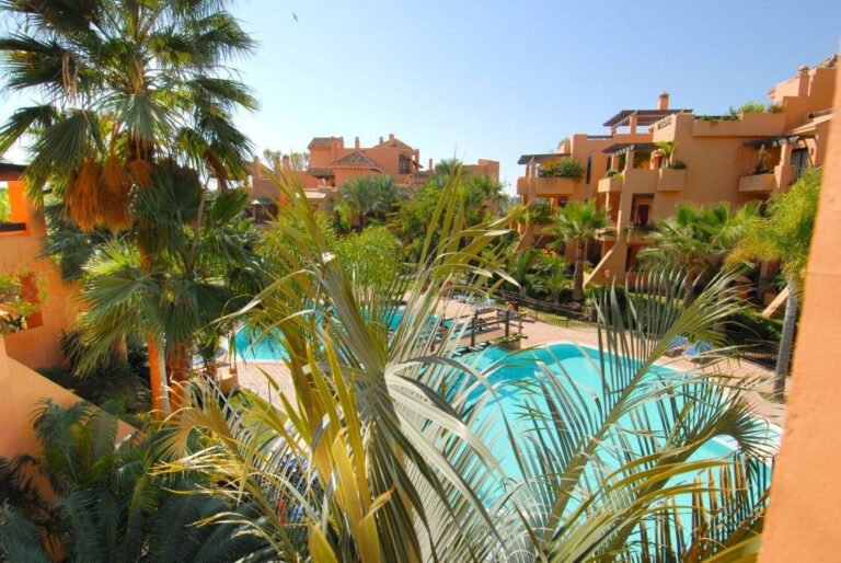 R448901 | Middle Floor Apartment in San Pedro de Alcántara – € 975,000 – 3 beds, 3 baths