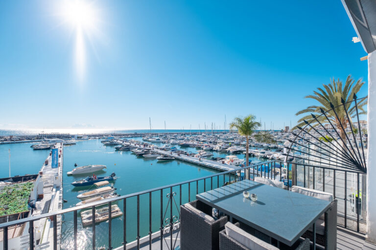 R3952192 | Middle Floor Apartment in Puerto Banús – € 995,000 – 2 beds, 1 baths