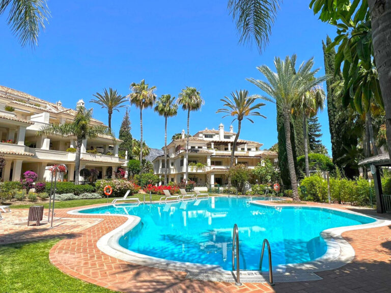 R4314256 | Middle Floor Apartment in Nueva Andalucía – € 995,000 – 2 beds, 2 baths