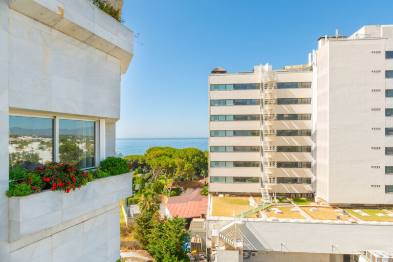 R4116712 | Middle Floor Apartment in Marbella – € 1,100,000 – 2 beds, 2.5 baths