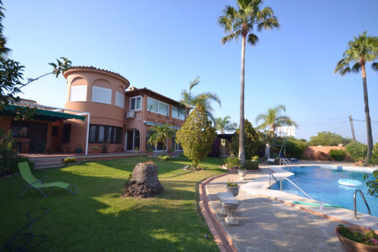 R2455343 | Detached Villa in Estepona – € 1,200,000 – 5 beds, 3 baths