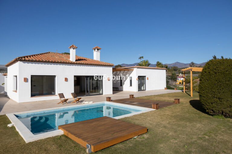 R4245415 | Detached Villa in Estepona – € 1,200,000 – 3 beds, 3.5 baths