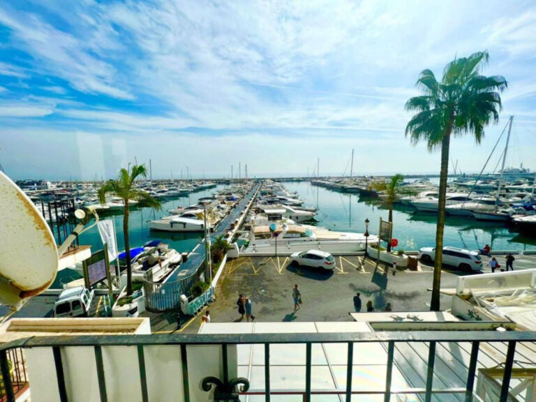 R4265539 | Penthouse Duplex in Puerto Banús – € 1,200,000 – 3 beds, 3 baths