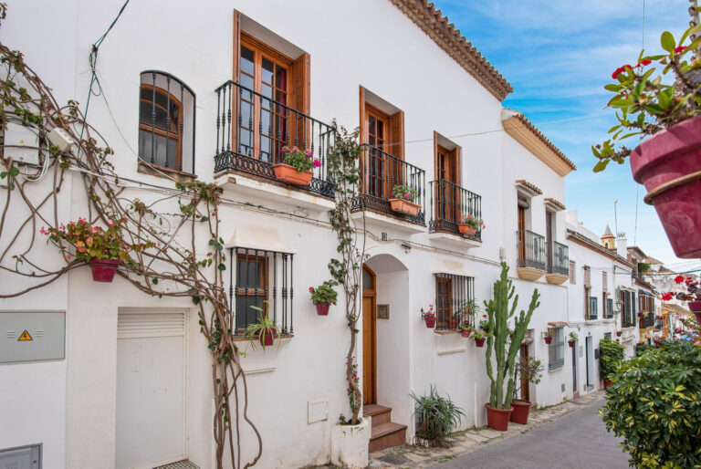 R4258969 | Townhouse in Estepona – € 1,240,000 – 6 beds, 4 baths