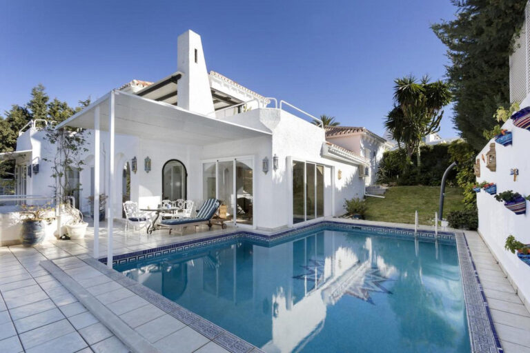 R4189903 | Detached Villa in Nueva Andalucía – € 1,300,000 – 4 beds, 3 baths