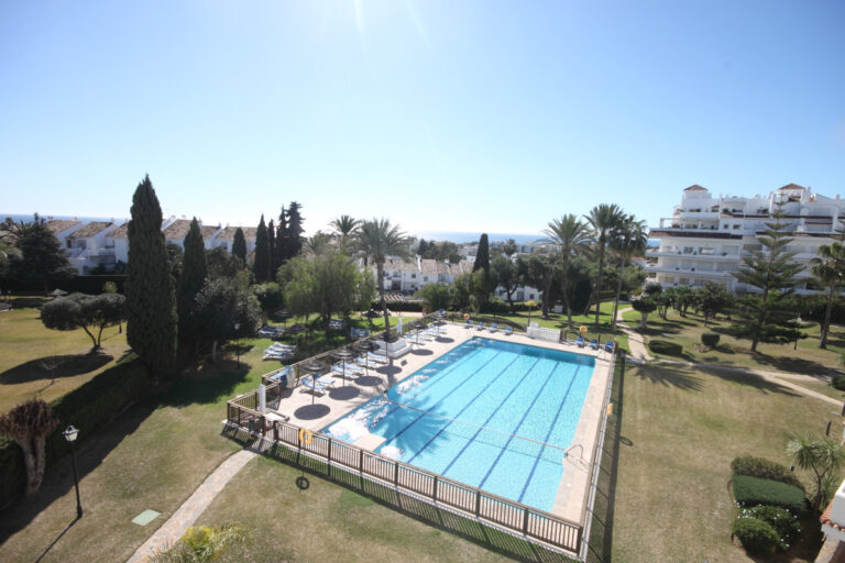 R3930796 | Middle Floor Apartment in Nueva Andalucía – € 1,350,000 – 3 beds, 2 baths