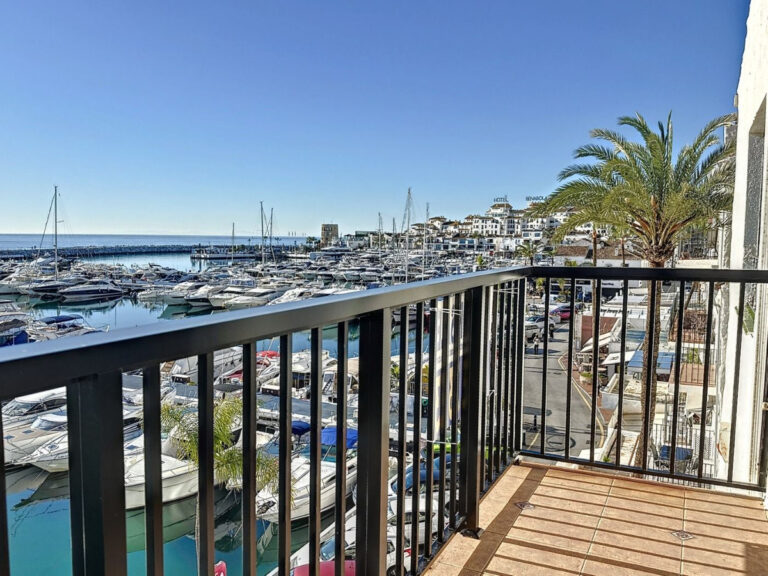 R4267063 | Penthouse in Puerto Banús – € 1,450,000 – 2 beds, 2 baths