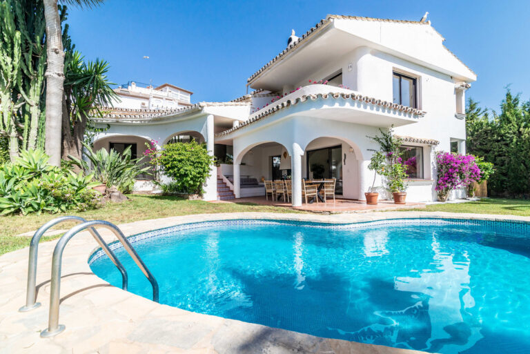 R4202449 | Detached Villa in Nueva Andalucía – € 1,695,000 – 3 beds, 4.5 baths