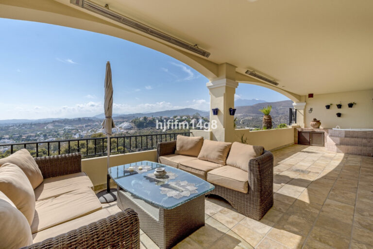 R4243351 | Penthouse in Nueva Andalucía – € 1,850,000 – 3 beds, 3.5 baths