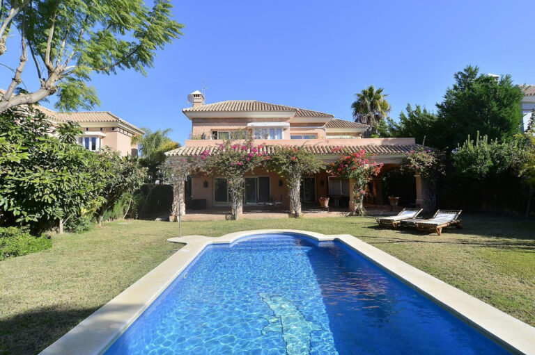 R4256158 | Detached Villa in Nueva Andalucía – € 1,850,000 – 4 beds, 4 baths