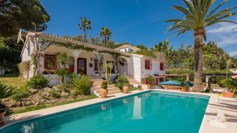 R4042327 | Detached Villa in Nueva Andalucía – € 1,900,000 – 4 beds, 3 baths