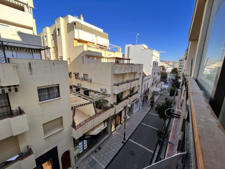 R3974578 | Middle Floor Apartment in Estepona – € 250,000 – 3 beds, 2 baths