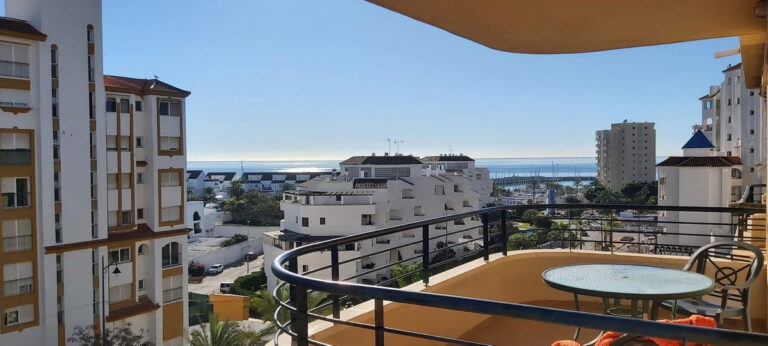 R4224535 | Middle Floor Apartment in Estepona – € 255,000 – 2 beds, 2 baths