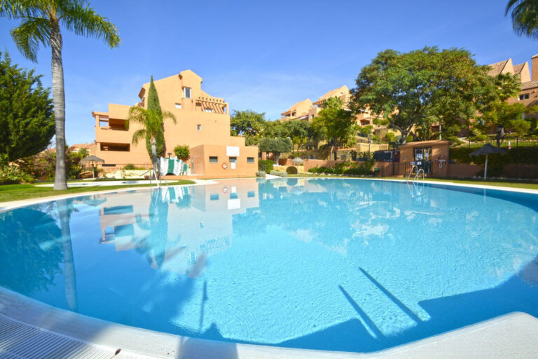 R4319074 | Middle Floor Apartment in Elviria – € 255,000 – 2 beds, 1 baths