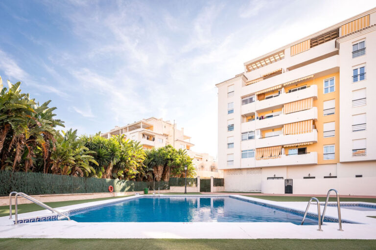 R4313215 | Middle Floor Apartment in Estepona – € 265,000 – 2 beds, 1 baths