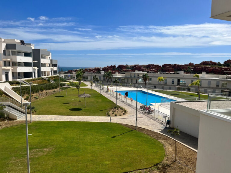 R4152820 | Middle Floor Apartment in Estepona – € 269,000 – 2 beds, 2 baths