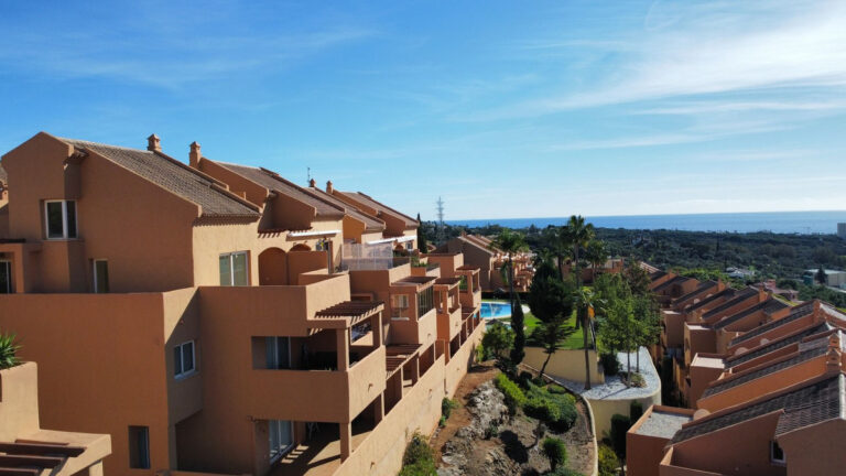 R4219057 | Middle Floor Apartment in Elviria – € 269,900 – 1 beds, 1 baths