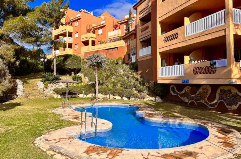 R4218568 | Middle Floor Apartment in Marbella – € 269,950 – 2 beds, 2 baths