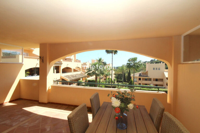 R4285339 | Middle Floor Apartment in Elviria – € 285,000 – 2 beds, 2 baths