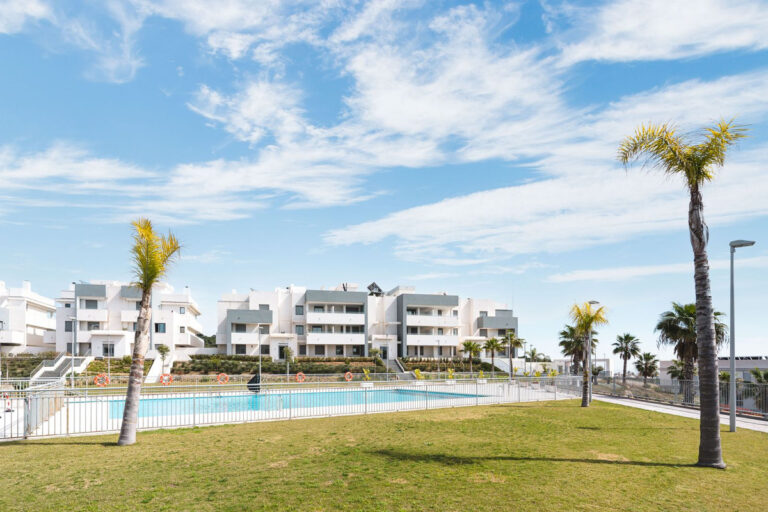 R4271899 | Ground Floor Apartment in Estepona – € 288,000 – 2 beds, 2 baths