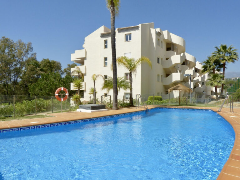 R4292023 | Middle Floor Apartment in Elviria – € 295,000 – 3 beds, 2 baths