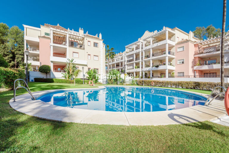 R4260619 | Ground Floor Apartment in Nueva Andalucía – € 299,000 – 2 beds, 2 baths