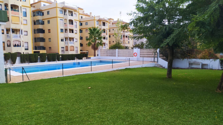 R4197787 | Middle Floor Apartment in Marbella – € 318,000 – 3 beds, 1 baths