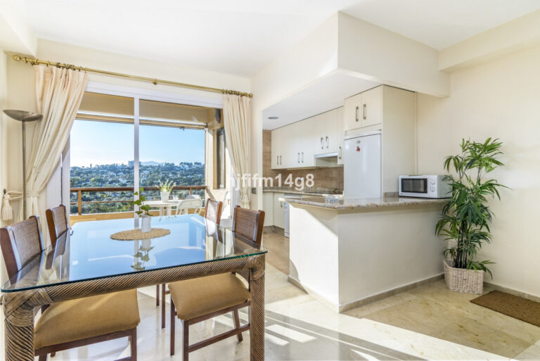 R4177603 | Middle Floor Apartment in Nueva Andalucía – € 319,000 – 2 beds, 2 baths