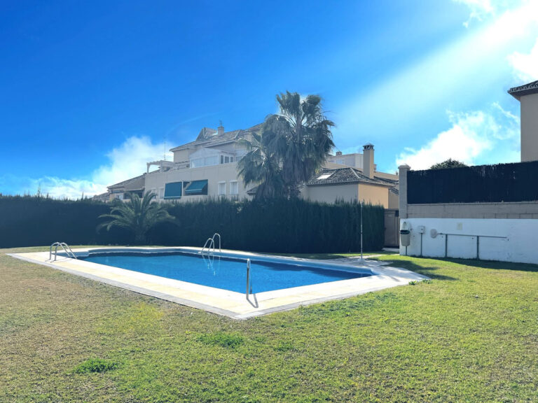 R4266142 | Middle Floor Apartment in Estepona – € 325,000 – 4 beds, 2 baths