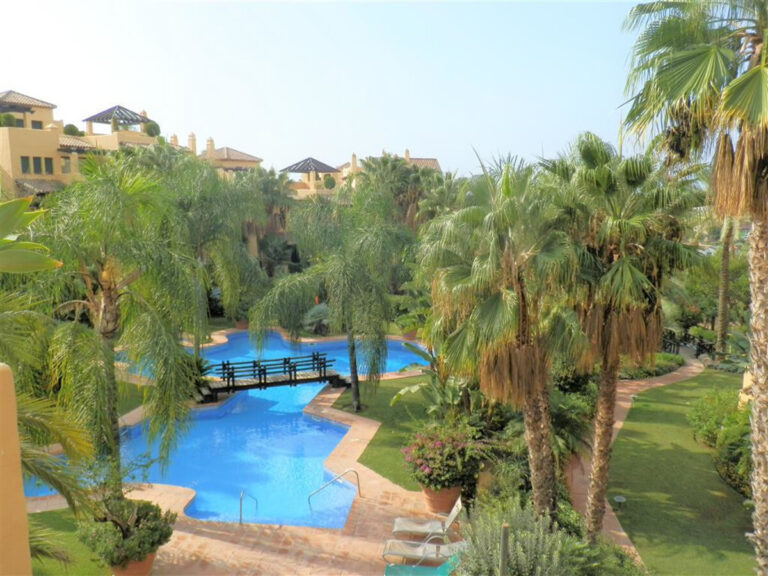 R4119406 | Middle Floor Apartment in Estepona – € 336,000 – 2 beds, 2 baths