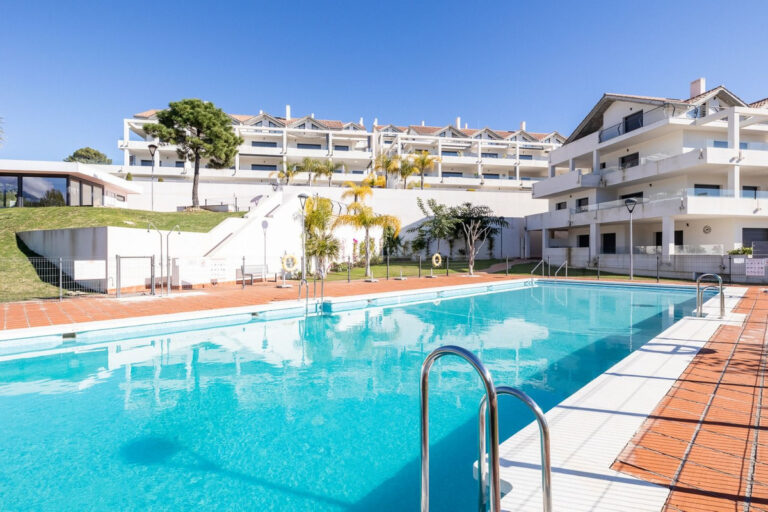 R4164214 | Penthouse Duplex in Estepona – € 349,000 – 2 beds, 2 baths